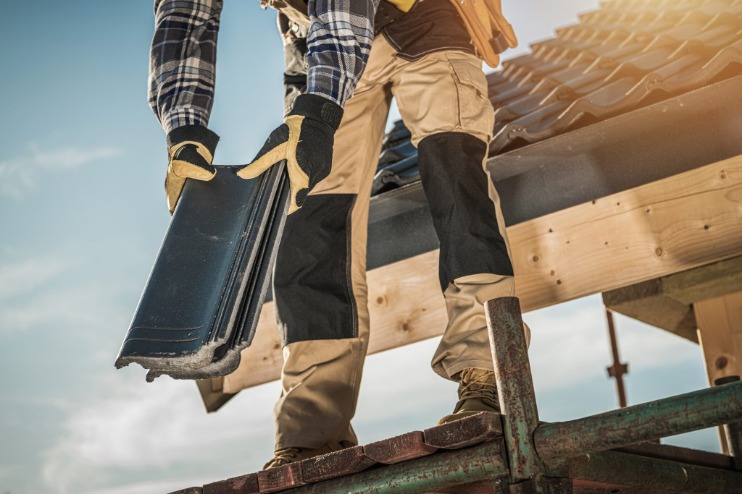 How do roofers protect themselves and comply with OSHA safety requirements? f5fd-ba34-85bd